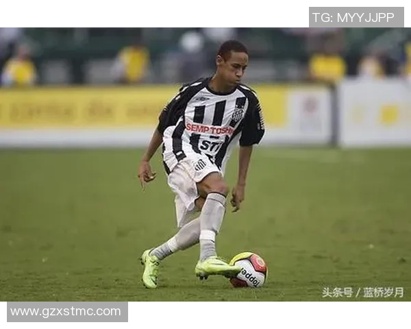 足球明星偶遇羞涩女孩展现温柔一面引发粉丝热议